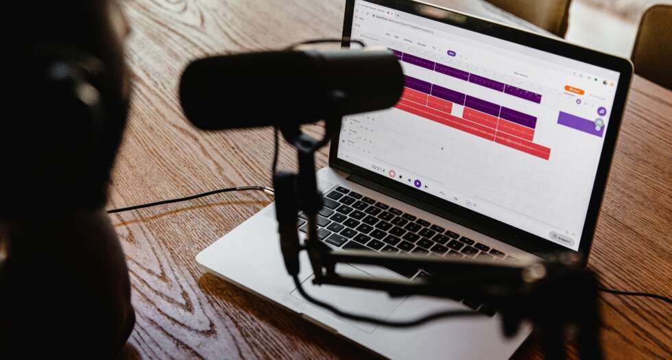 We show how to integrate a corporate podcast into the PR strategy